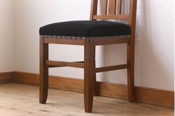 アンティーク家具　クッション座面　栗材製のシンプルなアンティークチェア