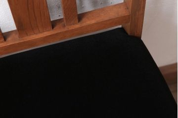 アンティーク家具　クッション座面　栗材製のシンプルなアンティークチェア