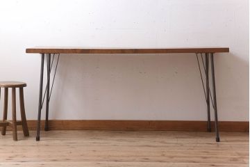 アンティーク家具　天板一枚板　栃の木材　アンティーク　シンプルな鉄脚テーブル