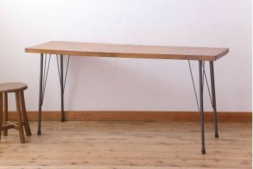 アンティーク家具　天板一枚板　栃の木材　アンティーク　シンプルな鉄脚テーブル