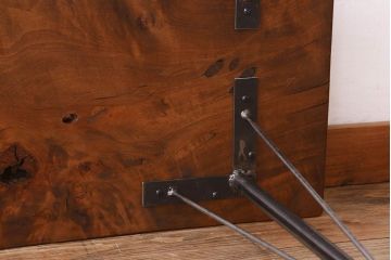 アンティーク家具　天板一枚板　栃の木材　アンティーク　シンプルな鉄脚テーブル