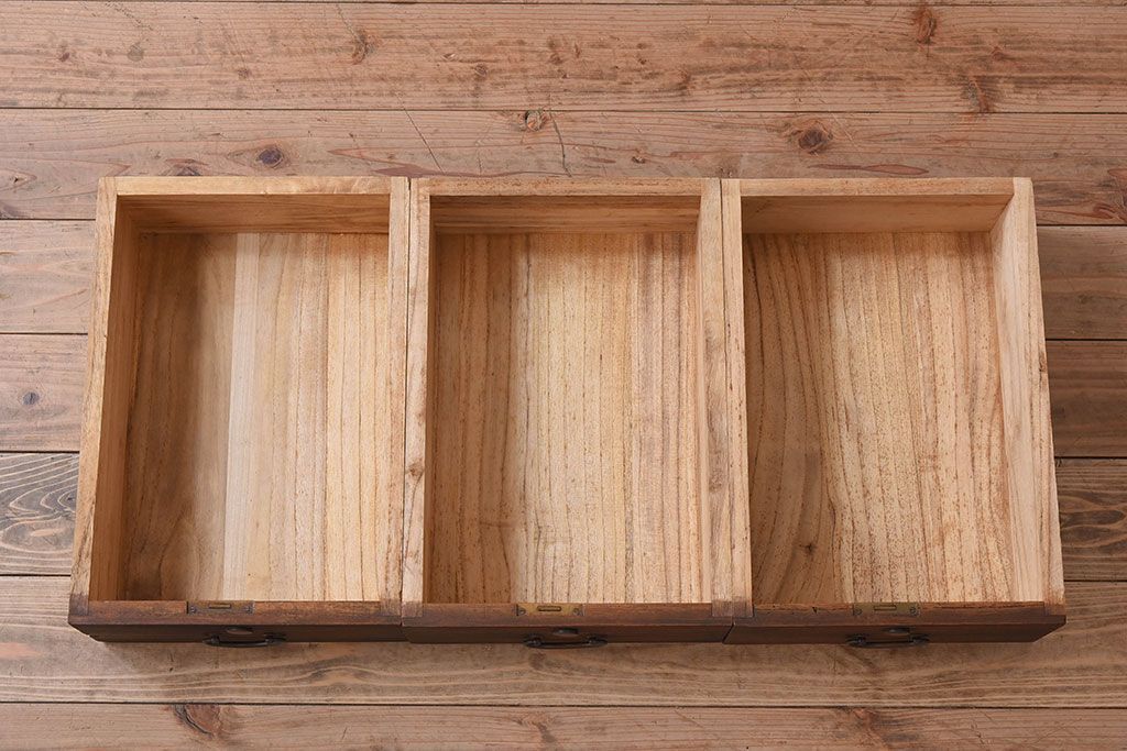 アンティーク家具　鉄脚付き　総桐材の衣装箪笥サイドボード