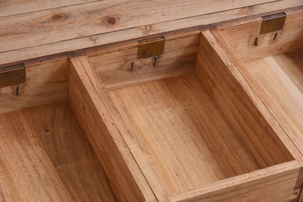 アンティーク家具　鉄脚付き　総桐材の衣装箪笥サイドボード