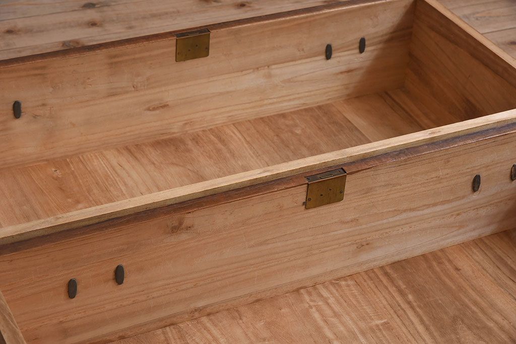 アンティーク家具　鉄脚付き　総桐材の衣装箪笥サイドボード