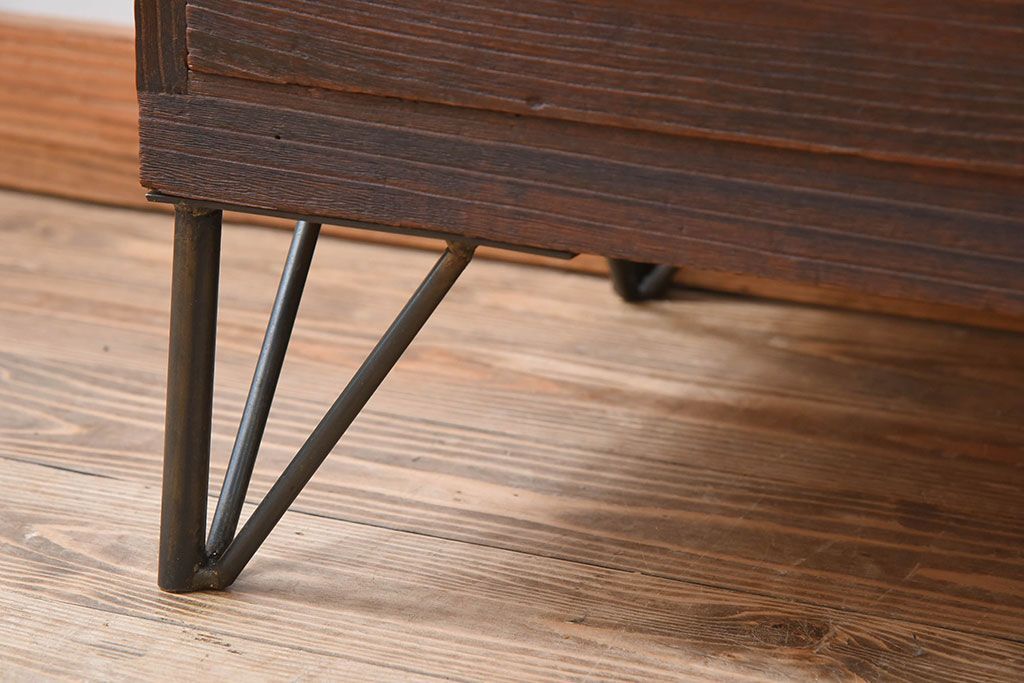 アンティーク家具　鉄脚付き　総桐材の衣装箪笥サイドボード
