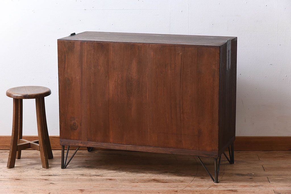 アンティーク家具　鉄脚付き　総桐材の衣装箪笥サイドボード