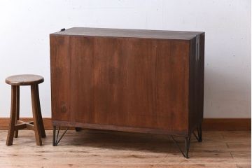 アンティーク家具　鉄脚付き　総桐材の衣装箪笥サイドボード