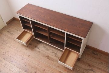 アンティーク家具　アンティークホワイトペイント　脚付きローボード