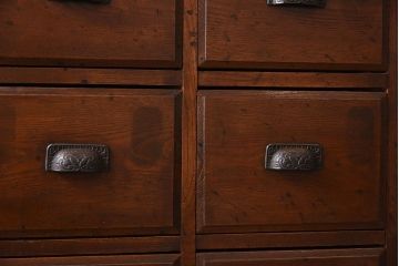 アンティーク家具　前面栓材　古い木製のアンティーク薬箪笥(引き出し)