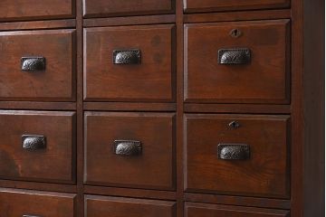 アンティーク家具　前面栓材　古い木製のアンティーク薬箪笥(引き出し)