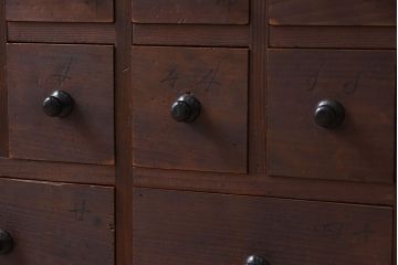 アンティーク家具　古い木製のアンティーク薄型薬箪笥(引き出し)