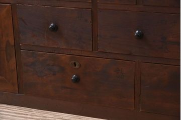 アンティーク家具　古い木製のアンティーク薄型薬箪笥(引き出し)