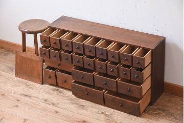 アンティーク家具　古い木製のアンティーク薄型薬箪笥(引き出し)