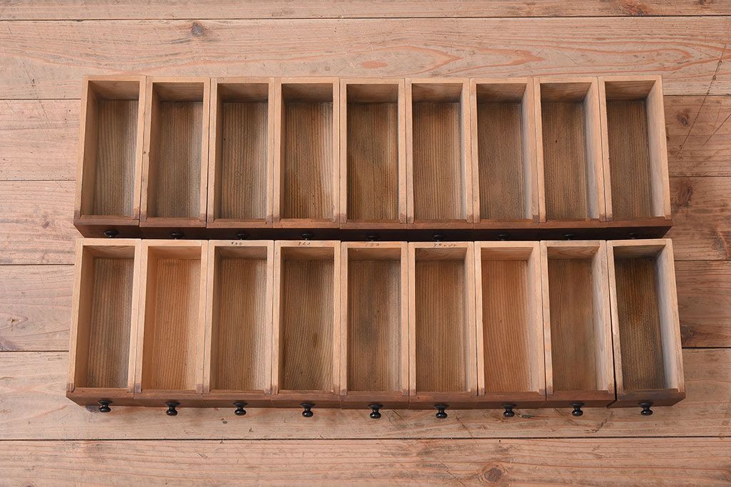 アンティーク家具　古い木製のアンティーク薄型薬箪笥(引き出し)