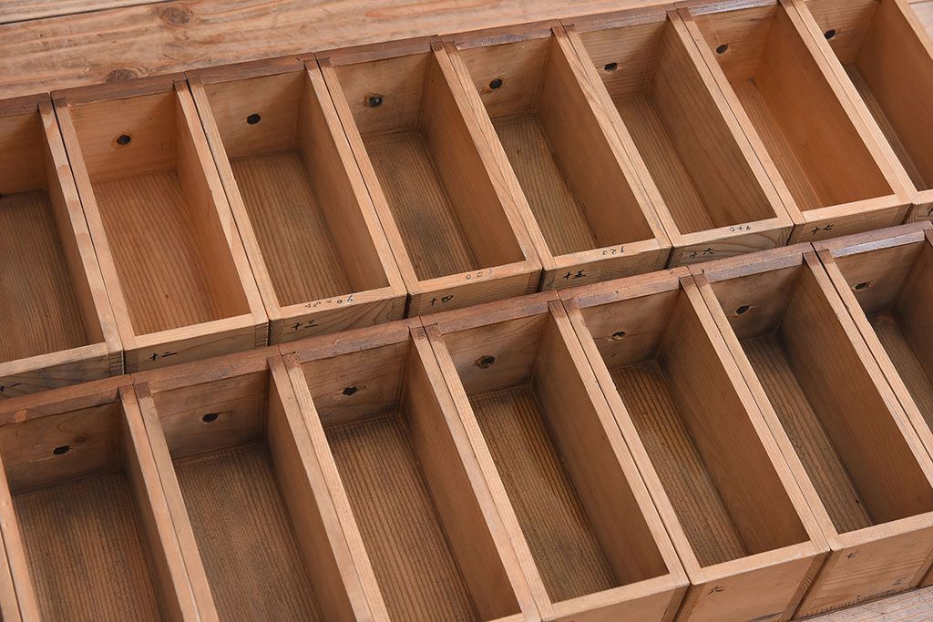 アンティーク家具　古い木製のアンティーク薄型薬箪笥(引き出し)