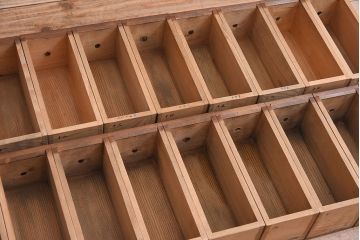 アンティーク家具　古い木製のアンティーク薄型薬箪笥(引き出し)