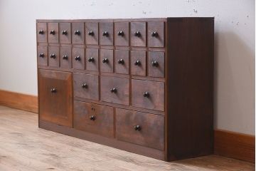 アンティーク家具　古い木製のアンティーク薄型薬箪笥(引き出し)