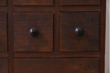 アンティーク家具　古い木製のアンティーク薄型薬箪笥(引き出し)