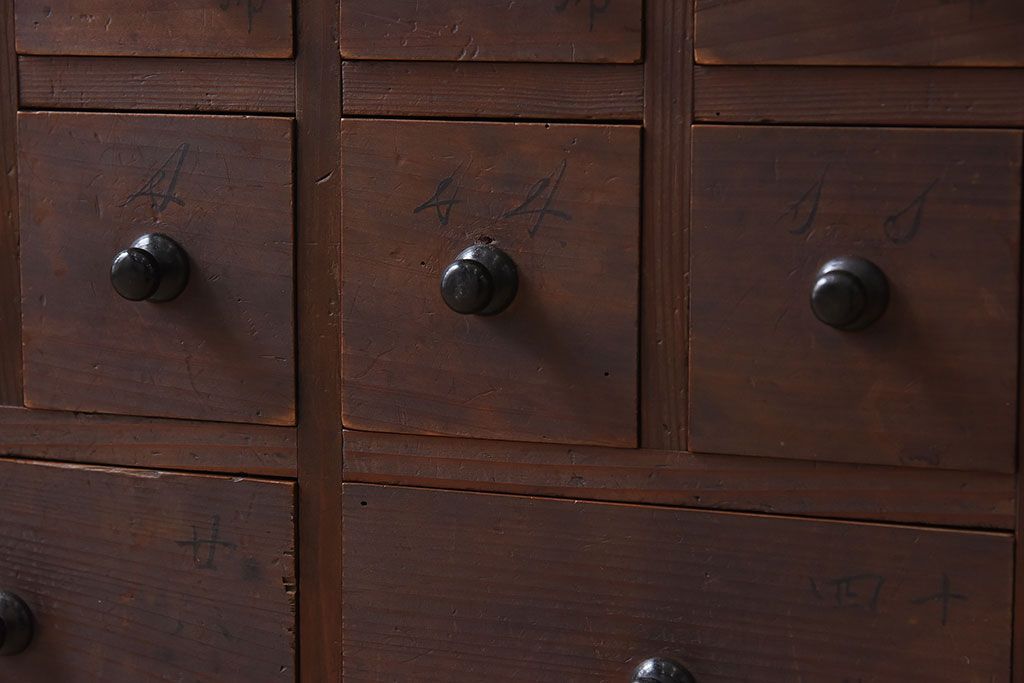 アンティーク家具　古い木製のアンティーク薄型薬箪笥(引き出し)