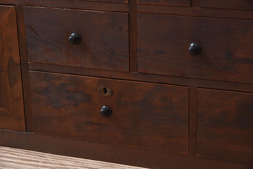 アンティーク家具　古い木製のアンティーク薄型薬箪笥(引き出し)