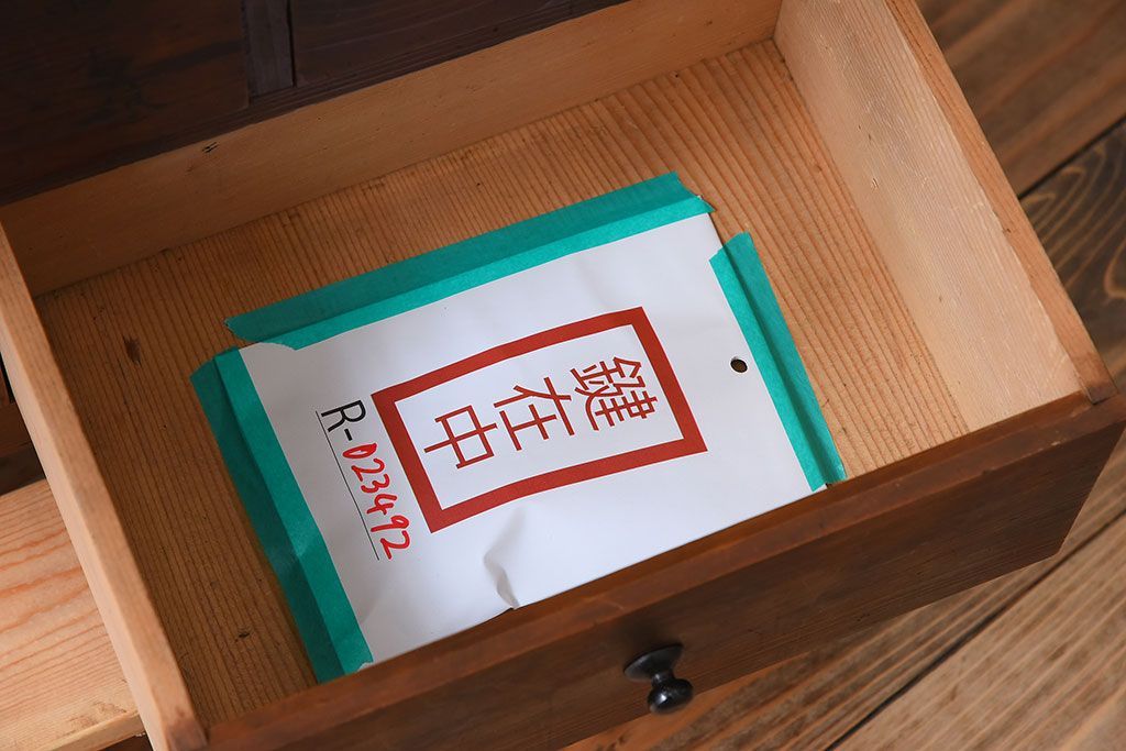 アンティーク家具　古い木製のアンティーク薄型薬箪笥(引き出し)