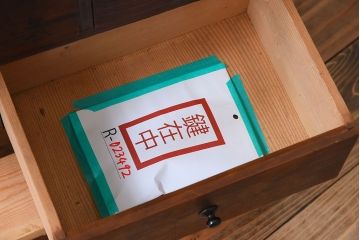 アンティーク家具　古い木製のアンティーク薄型薬箪笥(引き出し)