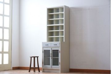 アンティーク家具　アンティークペイント　マス目棚付き!縦型キャビネット(収納棚、飾り棚)
