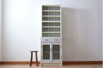アンティーク家具　アンティークペイント　マス目棚付き!縦型キャビネット(収納棚、飾り棚)