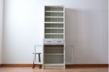 アンティーク家具　アンティークペイント　マス目棚付き!縦型キャビネット(収納棚、飾り棚)