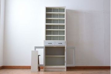 アンティーク家具　アンティークペイント　マス目棚付き!縦型キャビネット(収納棚、飾り棚)