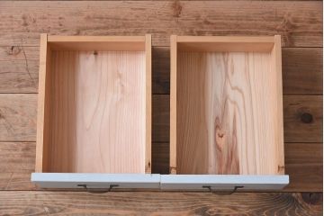アンティーク家具　アンティークペイント　マス目棚付き!縦型キャビネット(収納棚、飾り棚)