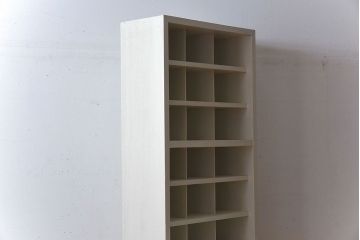 アンティーク家具　アンティークペイント　マス目棚付き!縦型キャビネット(収納棚、飾り棚)
