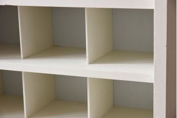 アンティーク家具　アンティークペイント　マス目棚付き!縦型キャビネット(収納棚、飾り棚)