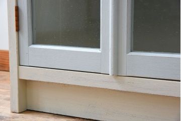 アンティーク家具　アンティークペイント　マス目棚付き!縦型キャビネット(収納棚、飾り棚)