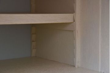 アンティーク家具　アンティークペイント　マス目棚付き!縦型キャビネット(収納棚、飾り棚)
