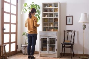 アンティーク家具　アンティークペイント　マス目棚付き!縦型キャビネット(収納棚、飾り棚)