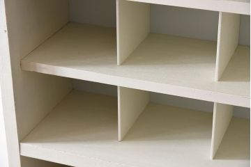 アンティーク家具　アンティークペイント　マス目棚付き!縦型キャビネット(収納棚、飾り棚)