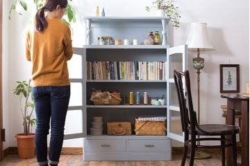 アンティーク家具　モールガラス入り!アンティークのペイント本箱(ブックケース)