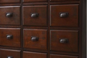 アンティーク家具　前面栓材　古い木製のアンティーク薬箪笥(引き出し)(2)