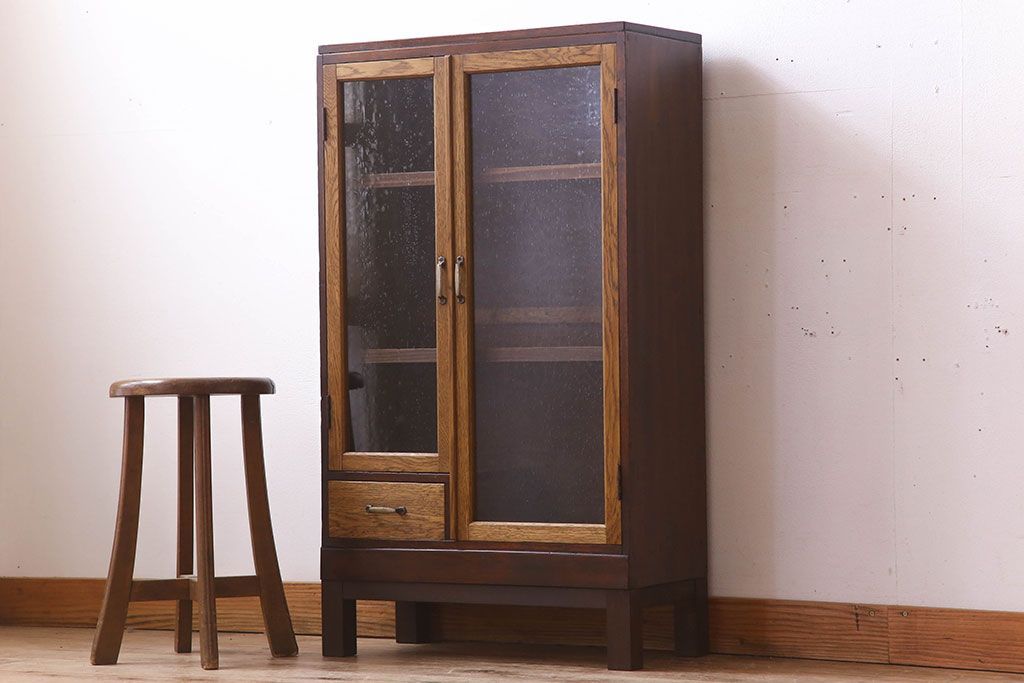 レトロ家具　気泡ガラス入り　脚付き!レトロなアンティーク本箱(ブックケース)