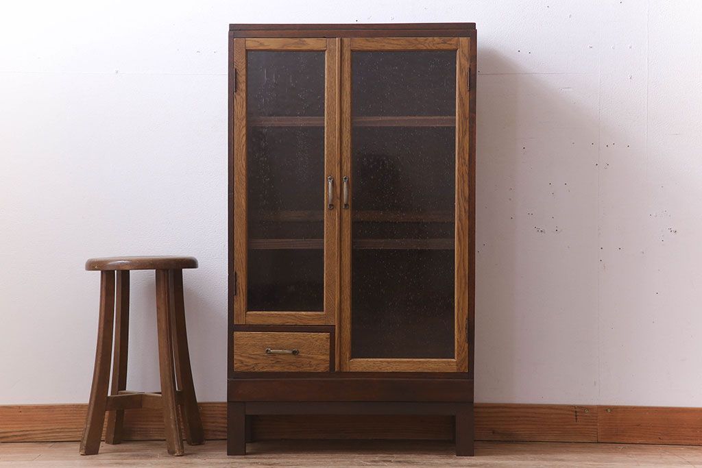 レトロ家具　気泡ガラス入り　脚付き!レトロなアンティーク本箱(ブックケース)