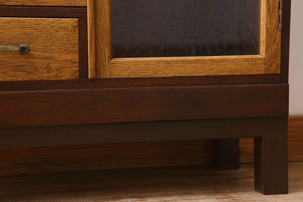 レトロ家具　気泡ガラス入り　脚付き!レトロなアンティーク本箱(ブックケース)