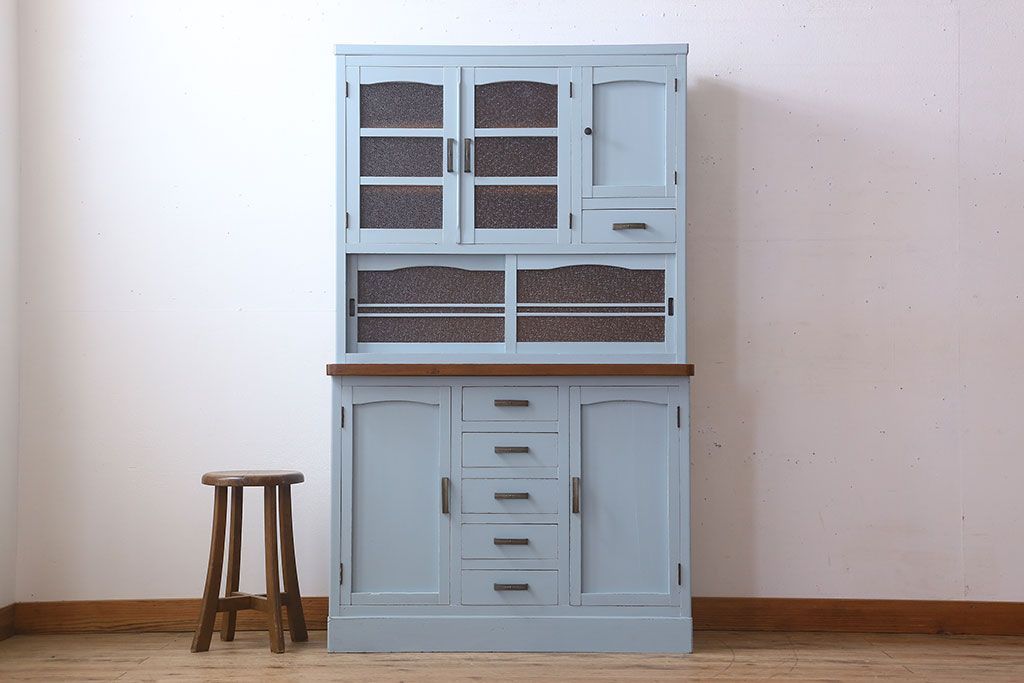 アンティーク家具　作業台付き　水色ペイントのおしゃれなアンティークカップボード