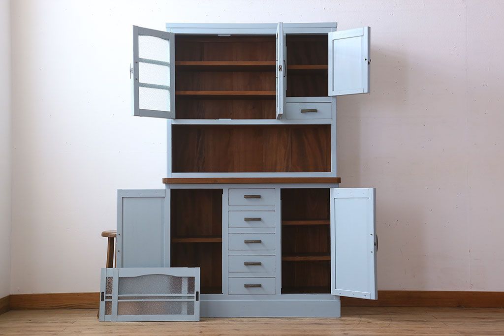 アンティーク家具　作業台付き　水色ペイントのおしゃれなアンティークカップボード