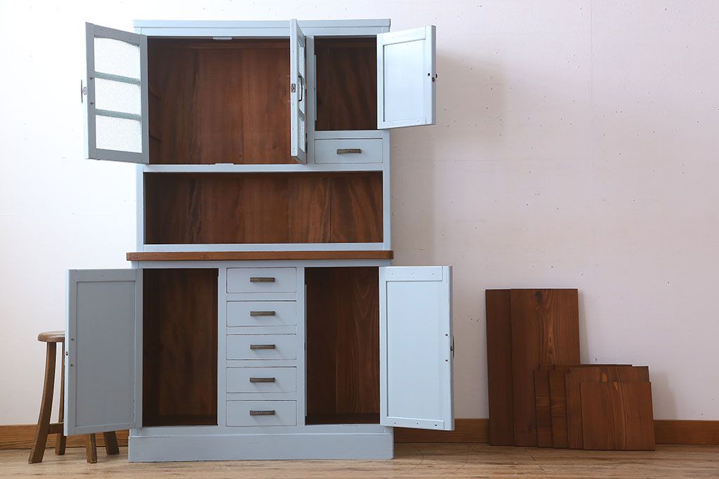 アンティーク家具　作業台付き　水色ペイントのおしゃれなアンティークカップボード