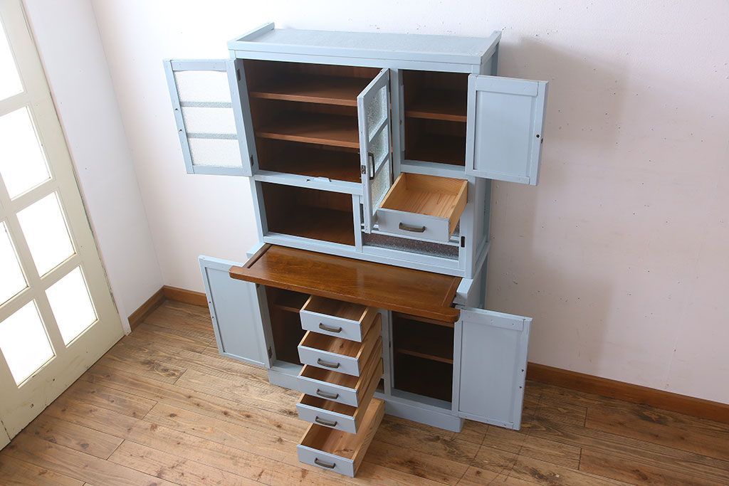 アンティーク家具　作業台付き　水色ペイントのおしゃれなアンティークカップボード