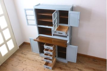 アンティーク家具　作業台付き　水色ペイントのおしゃれなアンティークカップボード
