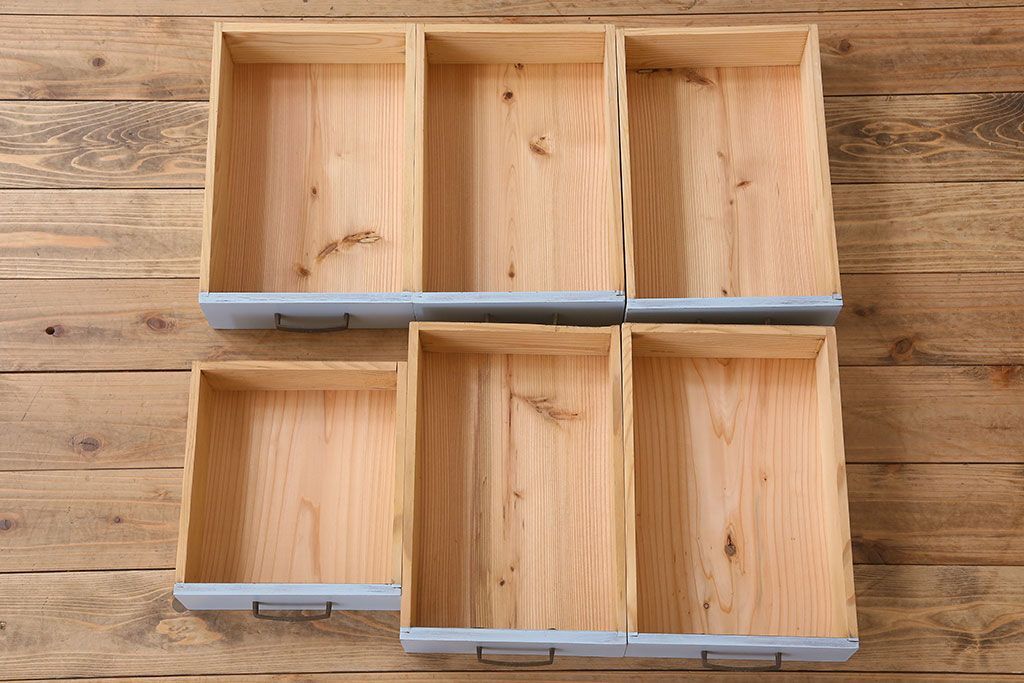 アンティーク家具　作業台付き　水色ペイントのおしゃれなアンティークカップボード