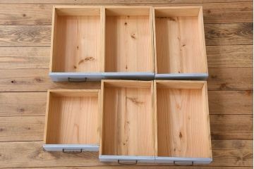 アンティーク家具　作業台付き　水色ペイントのおしゃれなアンティークカップボード