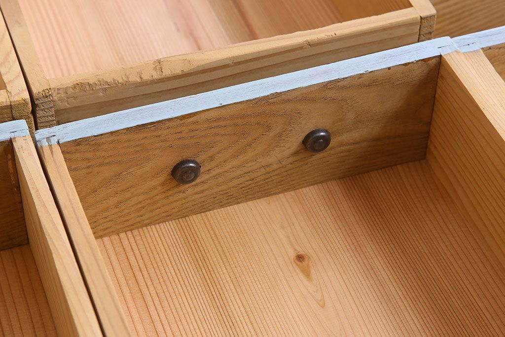 アンティーク家具　作業台付き　水色ペイントのおしゃれなアンティークカップボード